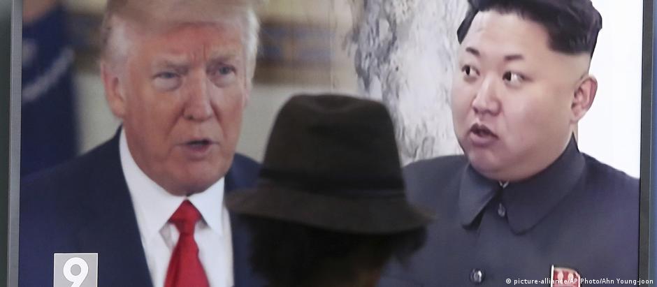 Trump (esq.) e seu atual arqui-inimigo Kim Jong-un: unidos numa tela de TV da Coreia do Sul