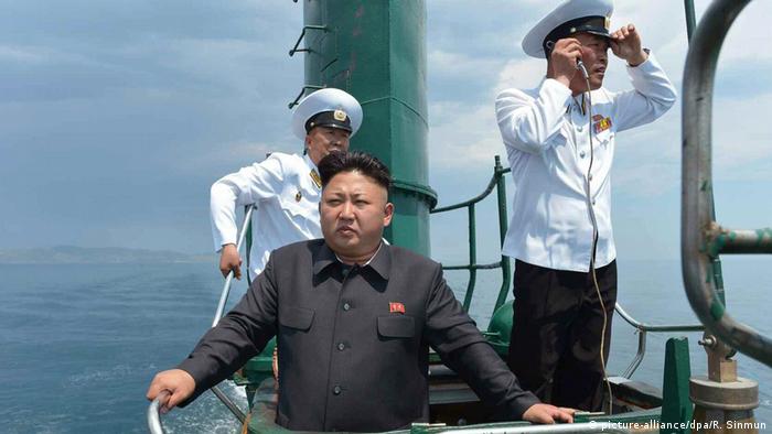 Nordkorea Kim Jon-un besucht U-Boot (picture-alliance/dpa/R. Sinmun)