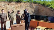 Nordkorea Kim Jong Un bei einem Raketentest