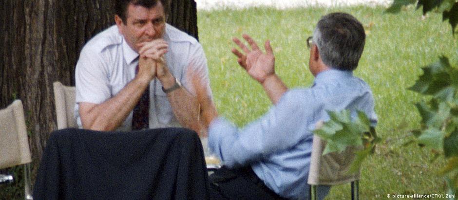 Vladimir Meciar (e) e Vaclav Klaus durante as conversações de 26 de agosto de 1992, nos jardins da Vila Tugendhat