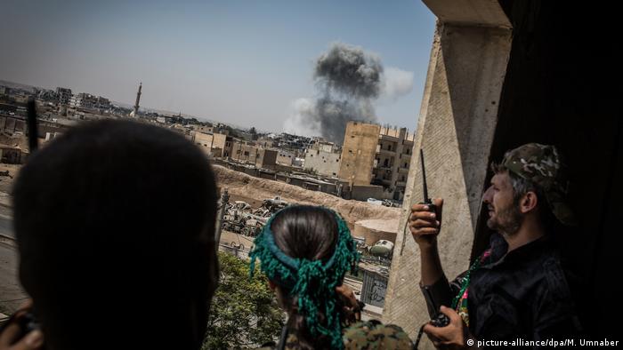 7. Bildergalerie Syrien Kriegsreportage aus der Todesfalle Rakka (picture-alliance/dpa/M. Umnaber)