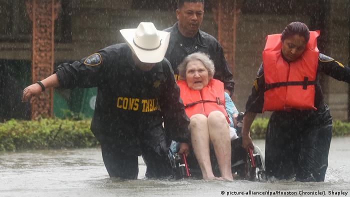 Socorristas resgatam moradora de Houston após tempestade tropical Harvey
