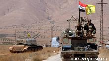 Syrien Qalamoun - Hezbollah und syrischeund syrische Flaggen auf Militärfahrzeug