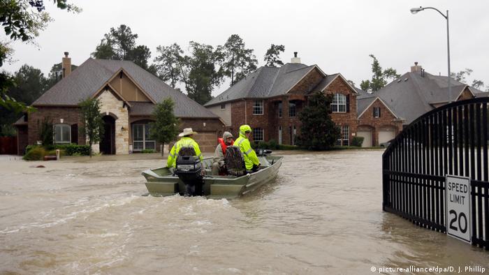 Equipes de resgate navegam por Spring, no Texas, em meio a inundações provocadas pele tempestade Harvey