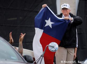Trump segura bandeira do Texas durante visita ao estado afetado pelo furacão Harvey