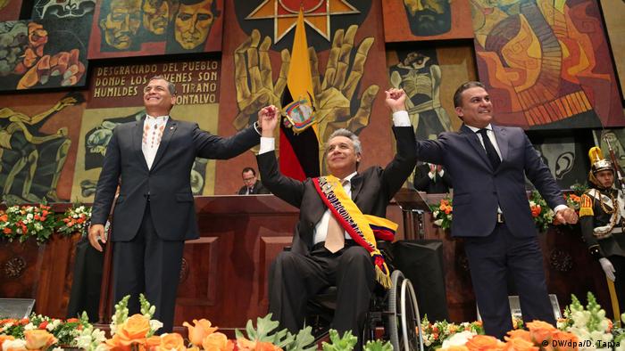 Rafael Correa, Lenín Moreno y el presidente de la Asamblea Nacional, José Serrano, durante el traspaso de mando en el Parlamento de Quito, Ecuador, el 24/05/2017.