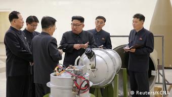 Nordkorea Kim Jong Un bei Besuch einer Fabrik für Nuklearwaffen (Reuters/KCNA)