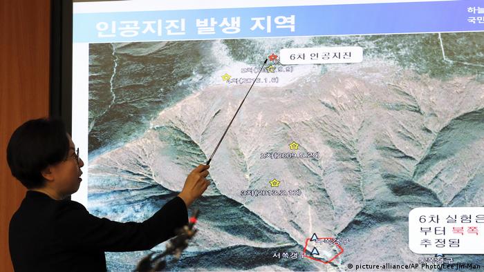 Erdbeben erschüttert Nordkorea Presskonferenz in Seoul Südkorea (picture-alliance/AP Photo/Lee Jin-Man)