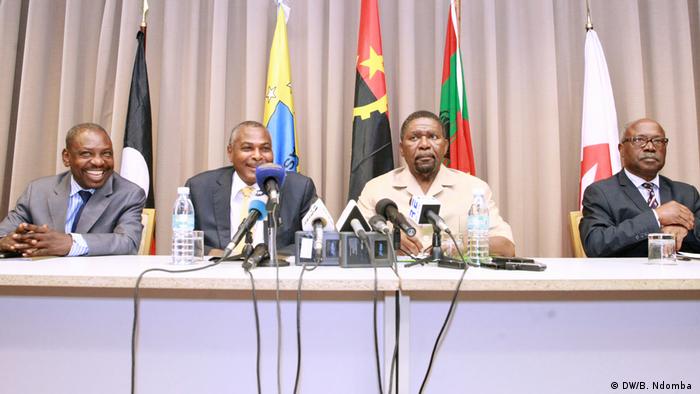 Angola Pressekonferenz der Opposition | Benedito Daniel (APN), Abel Chivukuvuku (CASA-CE), Isaías Samakuva (UNITA) und Lucas Ngonda (FNLA)