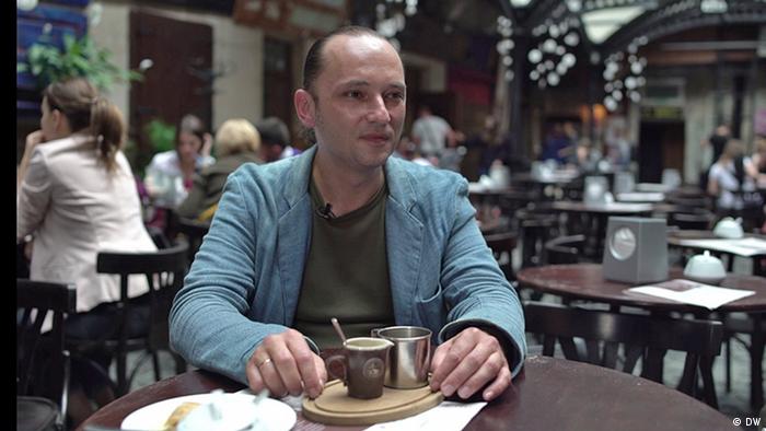 Богдан Сегін у львівській кав'ярні, де він також може і усамітнитись 