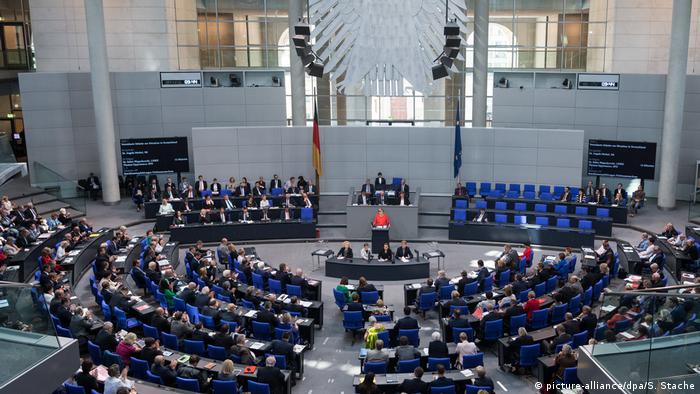 Berlin Bundestagssitzung Rede Kanzlerin Merkel (picture-alliance/dpa/S. Stache)