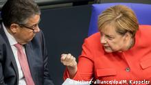 Berlin Bundestagssitzung Gabriel und Kanzlerin Merkel