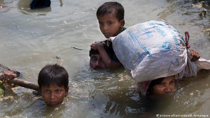 Rohingya fogem da violência no estado de Rakhine