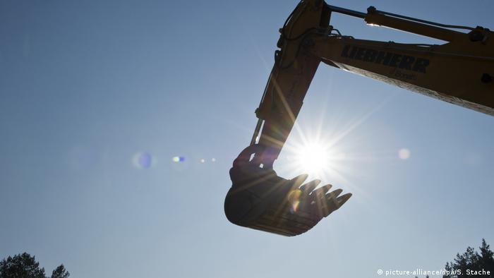 Tjhe silhouette of a crane, photographed against the sunlight (picture-alliance/dpa/S. Stache)