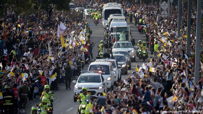 Kolumbien | Ankunft Papst Franziskus in Bogota (Getty Images/AFP/R. Arboleda)