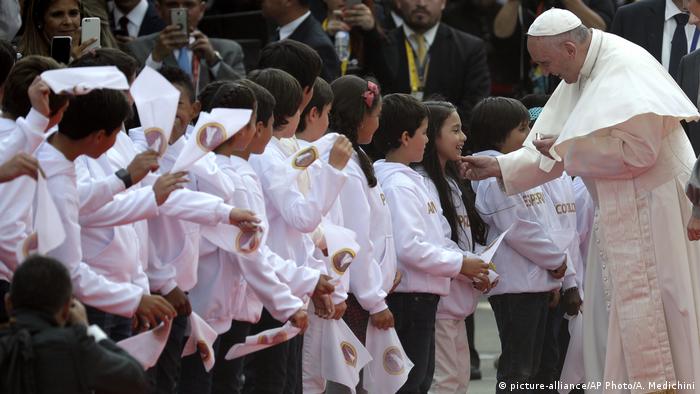 Kolumbien | Ankunft Papst Franziskus in Bogota (picture-alliance/AP Photo/A. Medichini)