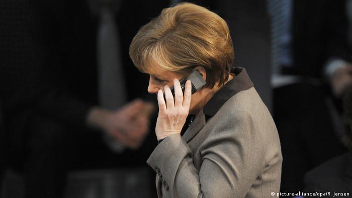 Bundeskanzlerin Angela Merkel Telefonat (picture-alliance/dpa/R. Jensen)