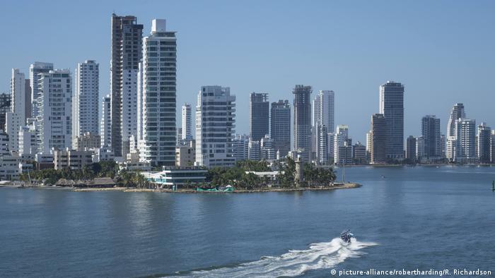 Kolumbien Bocagrande skyline & Hafen Cartagena (picture-alliance/robertharding/R. Richardson)