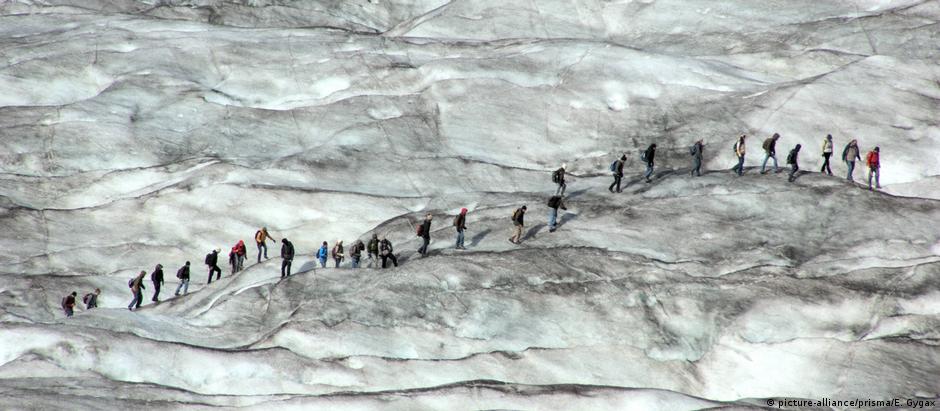 O glaciar de Aletsch, o maior dos Alpes.: permafrost, que mantém as áreas rochosas unidas, está derretendo