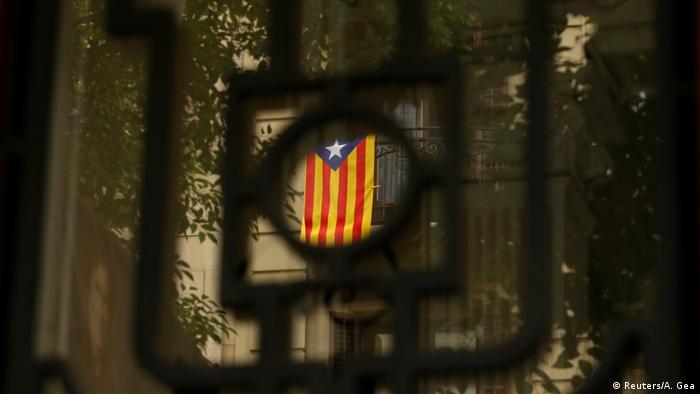 Spanien eine Katalanische (Separatisten-) Flagge hängt in Barcelona (Reuters/A. Gea)