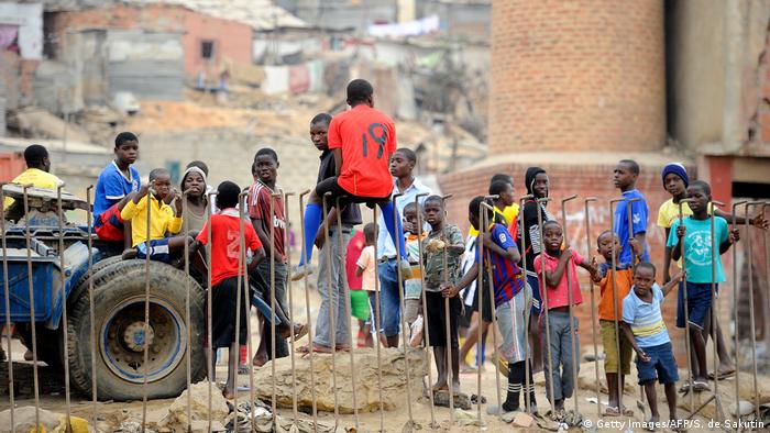 Angola Jugendliche & Kinder in Luanda, Boa Vista Slum (Getty Images/AFP/S. de Sakutin)