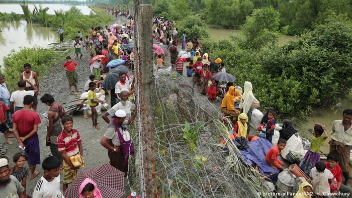 Milhares de Rohingya aguardam na fronteira de Myanmar com Bangladesh