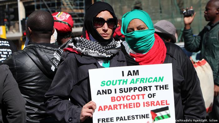 South Africans protest in support of the BDS boycott (picture-alliance/Anadolu Agency/H. Isilow)