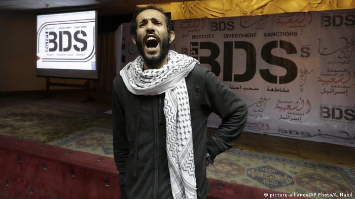 A man in Cairo screams in support of the BDS boycott movement (picture-alliance/AP Photo/A. Nabil)
