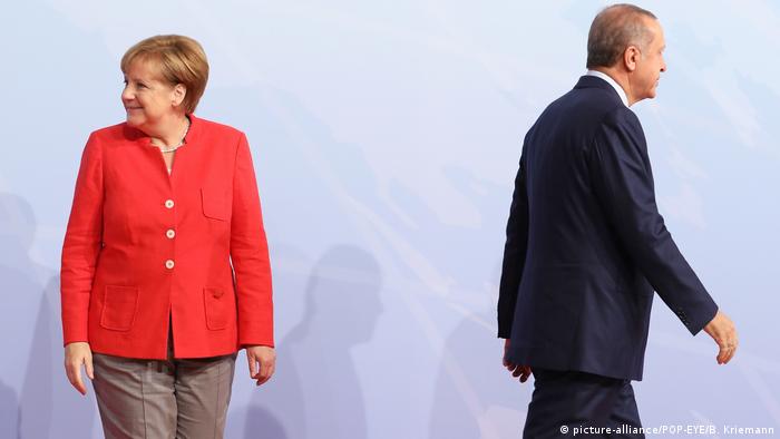 Ella sabe manejar a los hombres. Merkel y Erdogan en la cumbre del G20 el 7 de julio en Hamburgo.