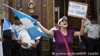 Guatemala Debatte Immmunität Anti Jimmy Morales Protest (picture-alliance/AP/M. Castillo)