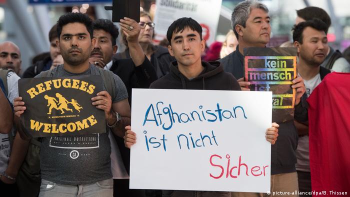 Deutschland Protest gegen Sammelabschiebung nach Afghanistan in Düsseldorf (picture-alliance/dpa/B. Thissen)