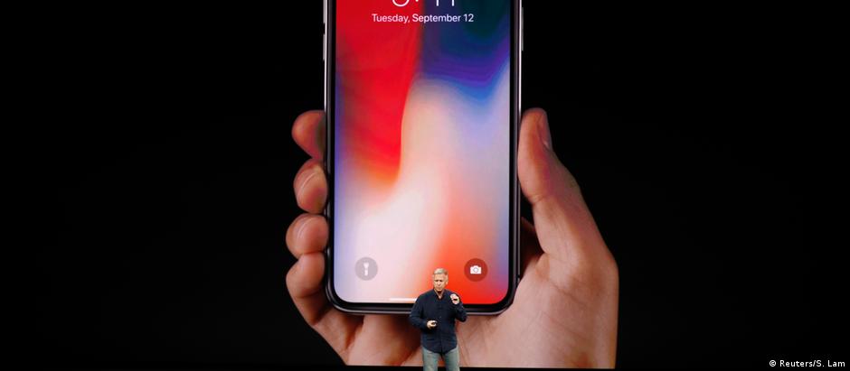O vice-presidente sênior da Apple, Phil Schiller, apresentou o iPhone X, que não tem o botão "home"