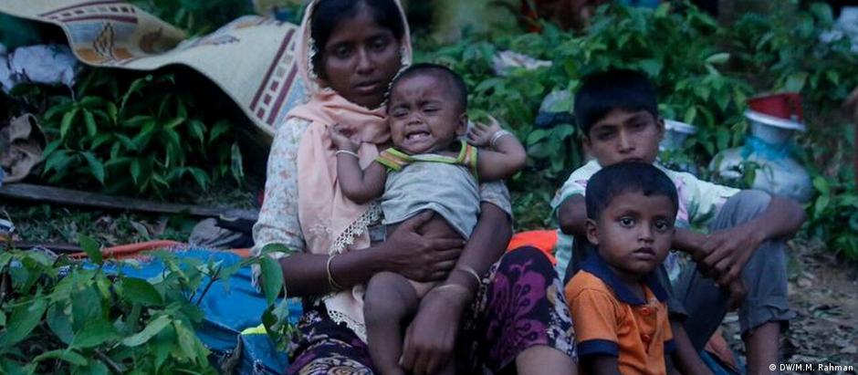 Organizações internacionais estimam que quase meio milhão de rohingyas já fugiram para Bangladesh
