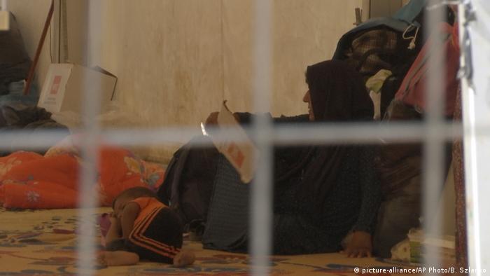 Irak | Frau mit Kind in einem Lager in der Nähe von Mossul (picture-alliance/AP Photo/B. Szlanko)