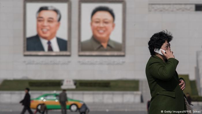 Nordkorea Frau mit Handy (Getty Images/AFP/E. Jones)