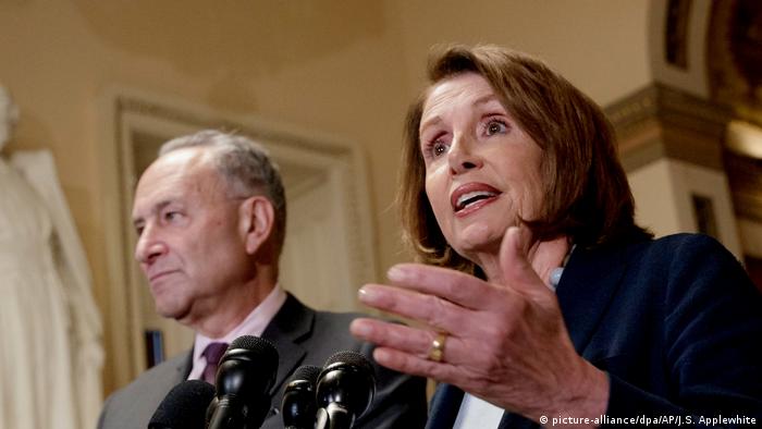 USA Nancy Pelosi und Chuck Schumer (picture-alliance/dpa/AP/J.S. Applewhite)