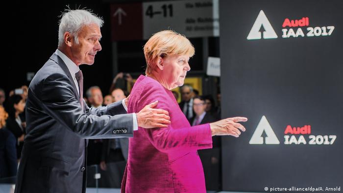 IAA - Eröffnung VW-Chef Müller schiebt Merkel (picture-alliance/dpa/A. Arnold)
