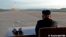 Nordkorea Kim Jong Un überwacht Raketentest