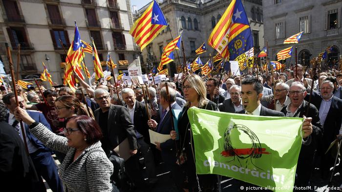 Spanien katalanische Bürgermeister für Unabhängikeitsreferendum (picture-alliance/AP Photo/M. Fernandez)