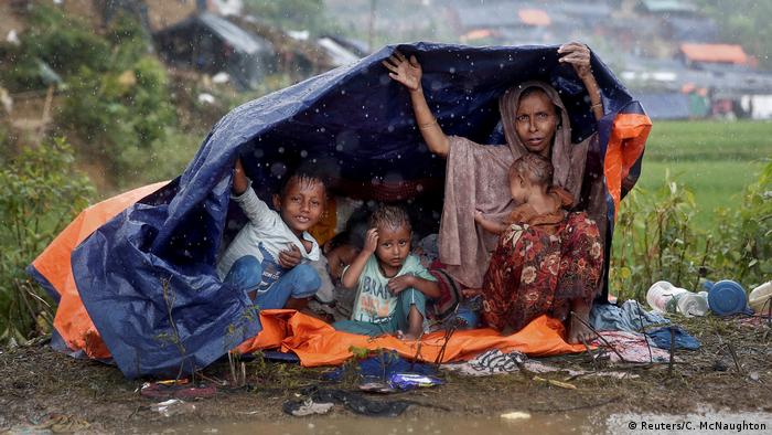 Más de 520.000 niños rohinyás albergados en campamentos de refugiados en Bangladesh se encuentran en riesgo ante la llegada de las lluvias relacionadas con la temporada de ciclones y monzones debido al peligro de enfermedades, inundaciones y deslizamientos de tierra, alertó UNICEF. (16.01.2018).