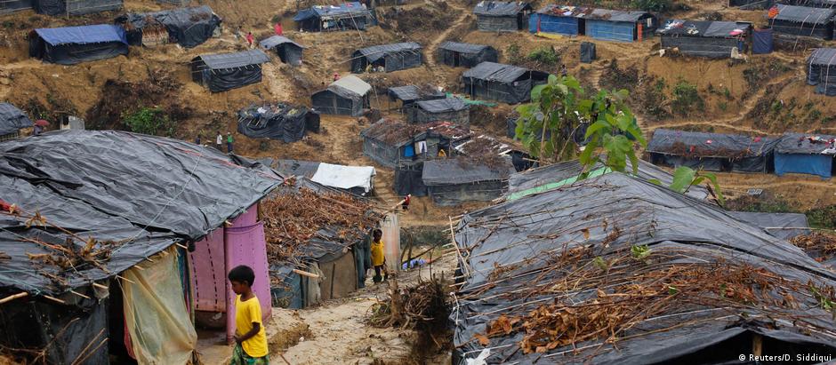 Cerca de 500 mil rohingyas fugiram para Bangladesh e vivem em acampamentos de refugiados