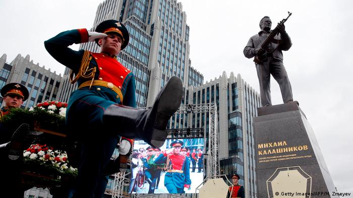 Russland Einweihung Kalaschnikow Denkmal in Moskau (Getty Images/AFP/M. Zmeyev)