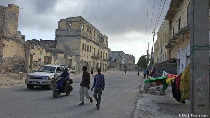 И извън бежанските лагери животът в Могадишу не е лек. Цели улици са потънали в развалини. Трите десетилетия гражданска война са оставили дълбоки отпечатъци. А терористичните атентати като този от 14-ти октомври допринасят за нови разрушения. И все пак: за някои Могадишу е и град на надеждата. 