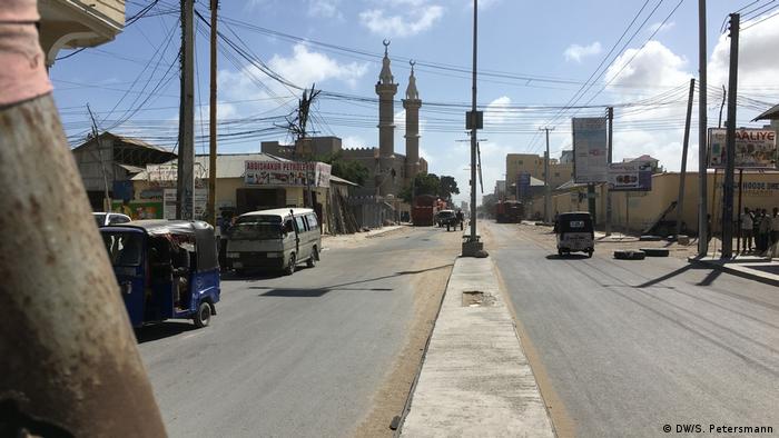 Международната общност инвестира във възстановяването на Сомалия. Финансовата и икономическата помощ се забелязва най-силно в столицата Могадишу. Тази нова улица от снимката например е изградена с турска помощ. Впрочем, Турция се ангажира силно в Сомалия: неотдавна турците откриха там военна база, в която обучават сомалийски войници. 