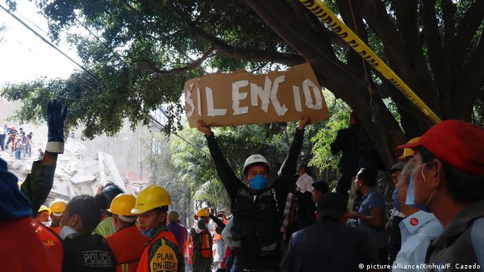Mexiko Erdbeben Mexiko Stadt (picture-alliance/Xinhua/F. Cazedo)