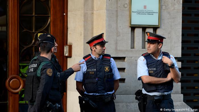 Spanien Polizei untersucht Regierungsgebäude in Barcelona (Getty Images/AFP/J. Lago)