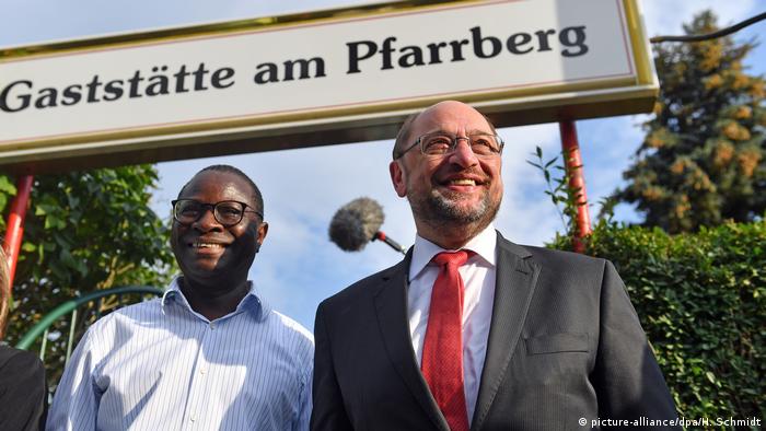 Deutschland Schulz auf Sommertour in Sachsen-Anhalt mit Karamba Diaby (picture-alliance/dpa/H. Schmidt)