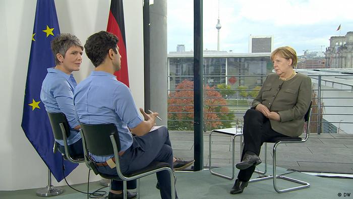 La editora en jefe de DW, Ines Pohl, y el reportero Jaafar Abdul Karim, entrevistaron a la canciller Angela Merkel.