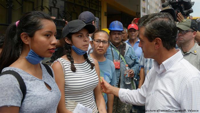 Mexiko Jojutla, Morelos nach Erdbeben Präsident Pena Nieto spricht mit Helfern (picture-alliance/Zumapress/R. Velasco)