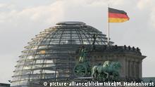 Deutschland Viergespann auf dem Brandenburger Tor und Kuppel des Reichstags